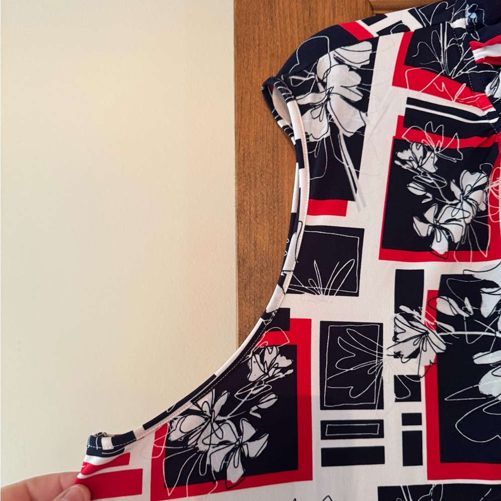 ♻️ LAST CHANCE! The Limited Red/White/Blue Floral-Geo Print Tie Neck Top - Picture 5 of 16